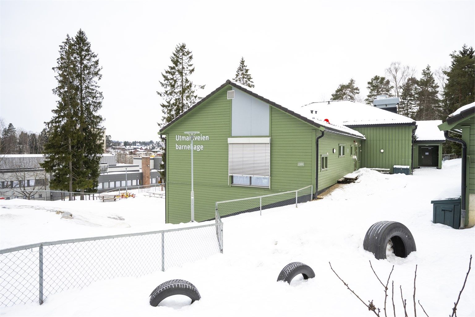 Flere barnehager i området: Utmarkveien barnehage, Bøler Menighets barnehage, Bøler Sentrum barnehage og Mikaelgården Steinerbarnehage.