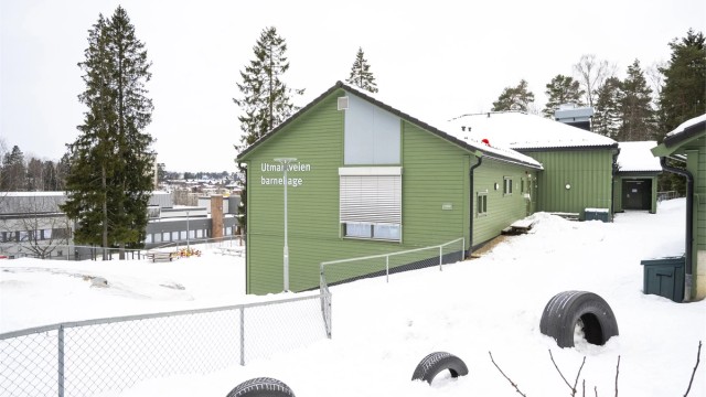 Flere barnehager i området: Utmarkveien barnehage, Bøler Menighets barnehage, Bøler Sentrum barnehage og Mikaelgården Steinerbarnehage.