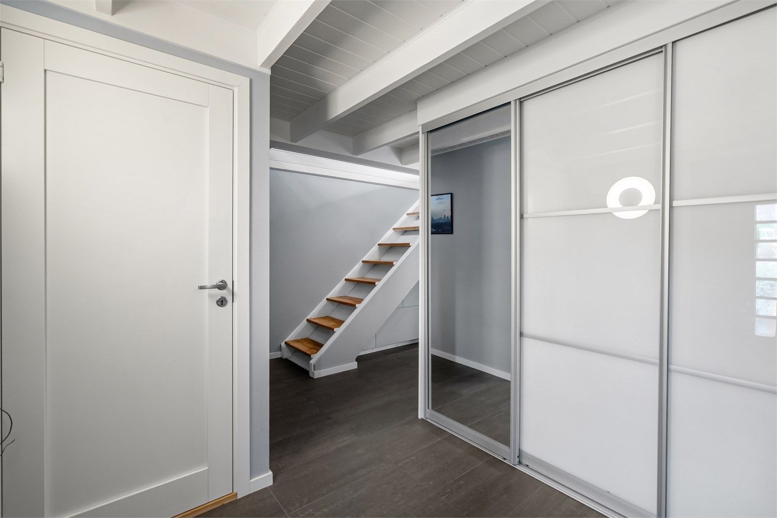 Romslig og innbydende entré/hall med god plass til oppbevaring av yttertøy og sko