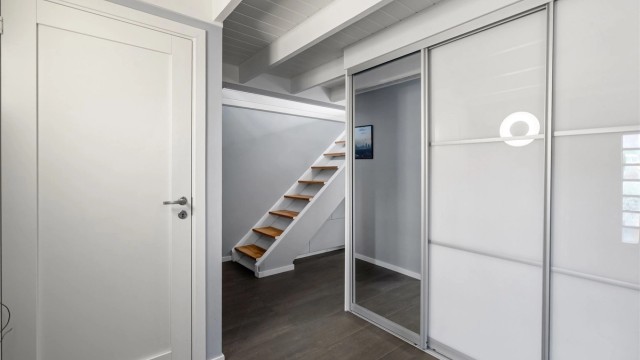Romslig og innbydende entré/hall med god plass til oppbevaring av yttertøy og sko