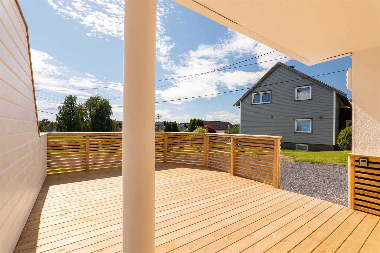 Sommerstid er det dagen gjennom alltid et sted med sol rundt ytterveggene.