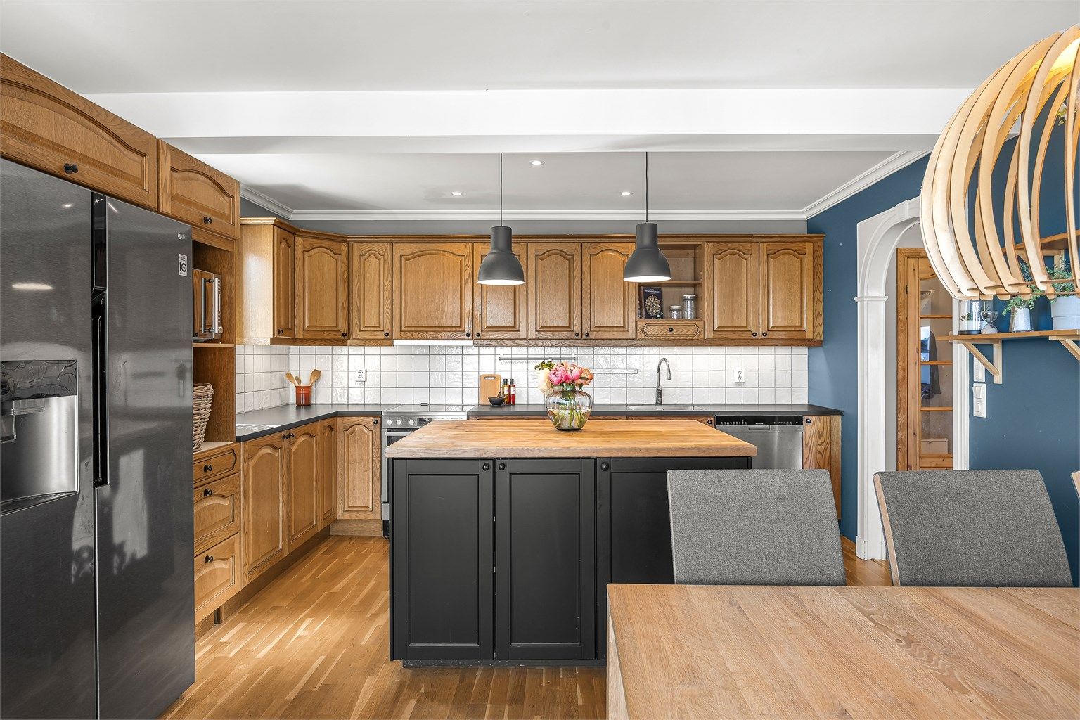 Innredningen har fliser mellom benk og overskap, og det er godt med benkeplass for matlaging.