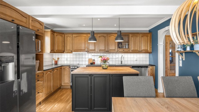 Innredningen har fliser mellom benk og overskap, og det er godt med benkeplass for matlaging.