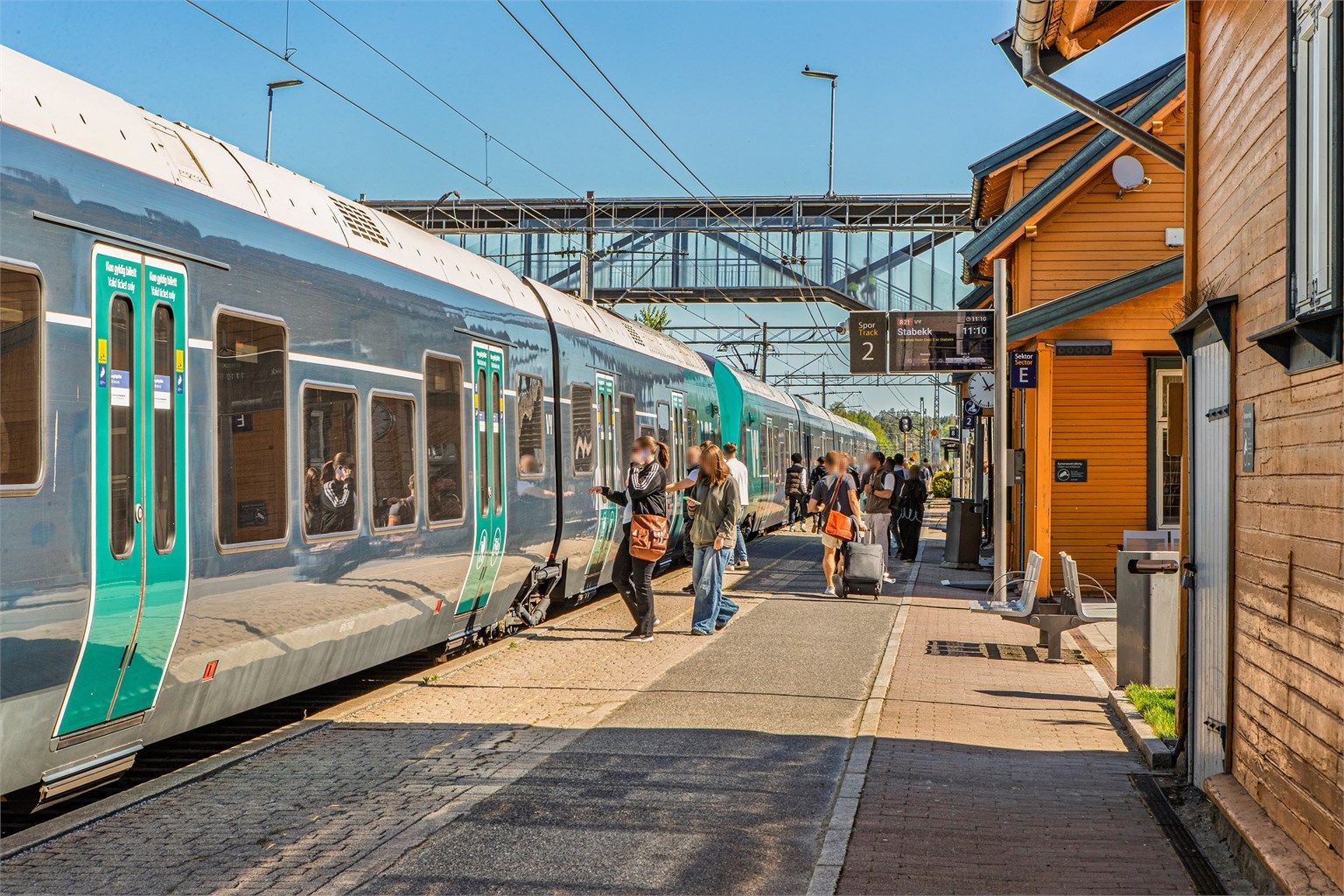 Vestby stasjon ligger ca. 1,1 km unna, der toget tar deg til Oslo S på 22-24 minutter.