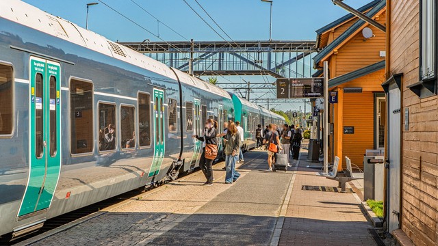 Vestby stasjon ligger ca. 1,1 km unna, der toget tar deg til Oslo S på 22-24 minutter.