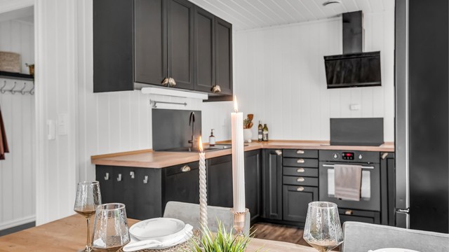 Følgende hvitevarer følger med: platetopp, oppvaskmaskin og ovn