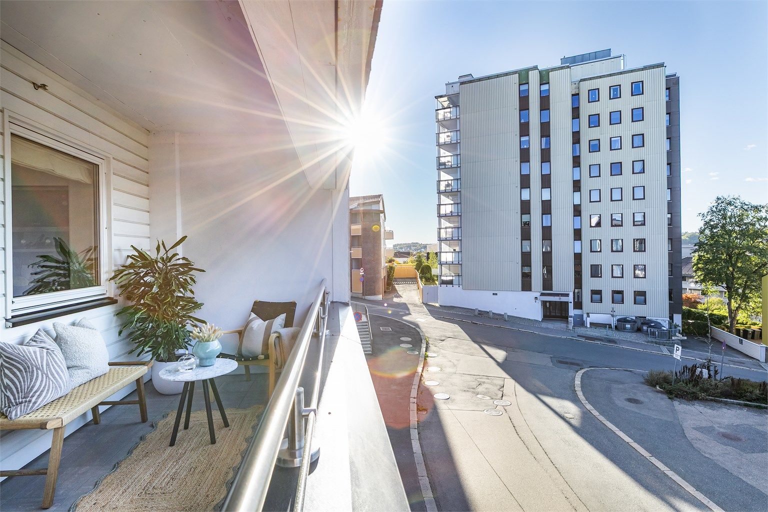 I sommermånedene kommer solen til verandaen rundt kl. 16. Kveldssol er det frem til rundt kl. 20.