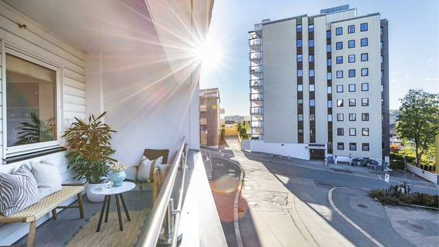 I sommermånedene kommer solen til verandaen rundt kl. 16. Kveldssol er det frem til rundt kl. 20.