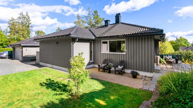 Eiendommen har sammenhengende uteplasser på flere nivåer rundt boligen.