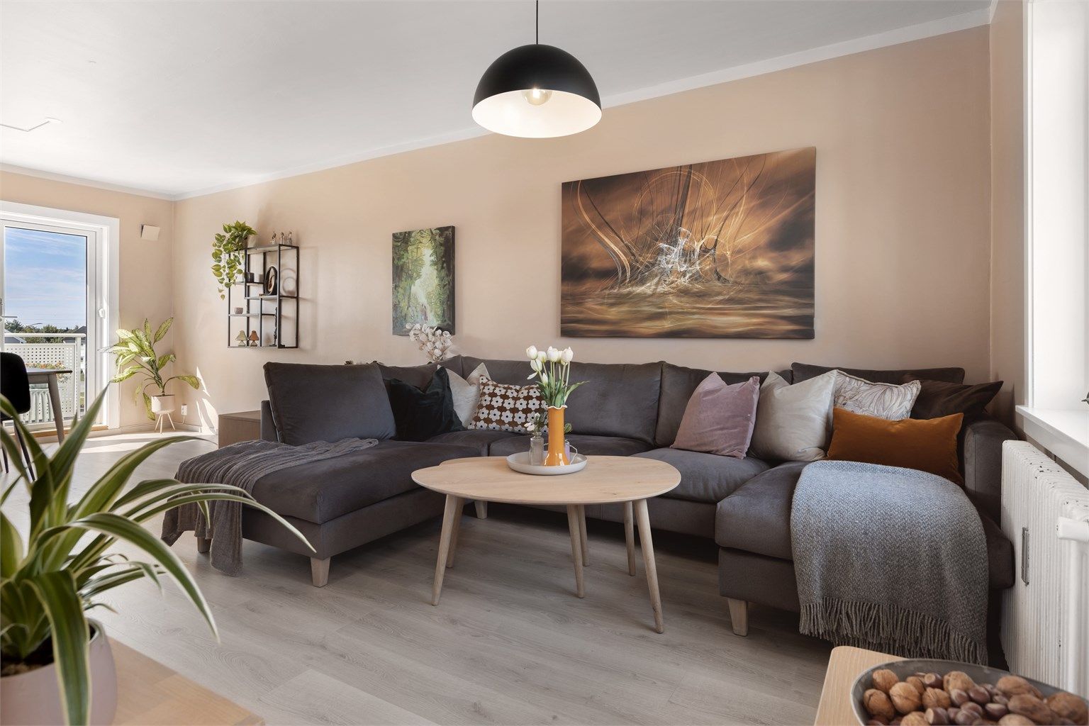 Leiligheten ligger i 3. etasje med lite innsyn.