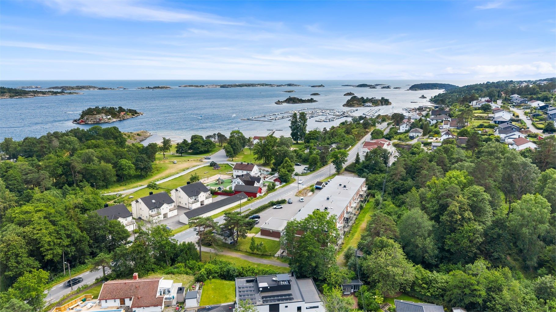 Flott boligområde med flotte omgivelser- sjø, strand, svaberg, skog og populært friområde i umiddelbar nærhet.