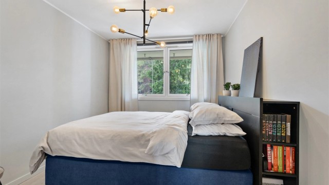 Soverommet vender ut mot rolige, grønne fellesarealer.