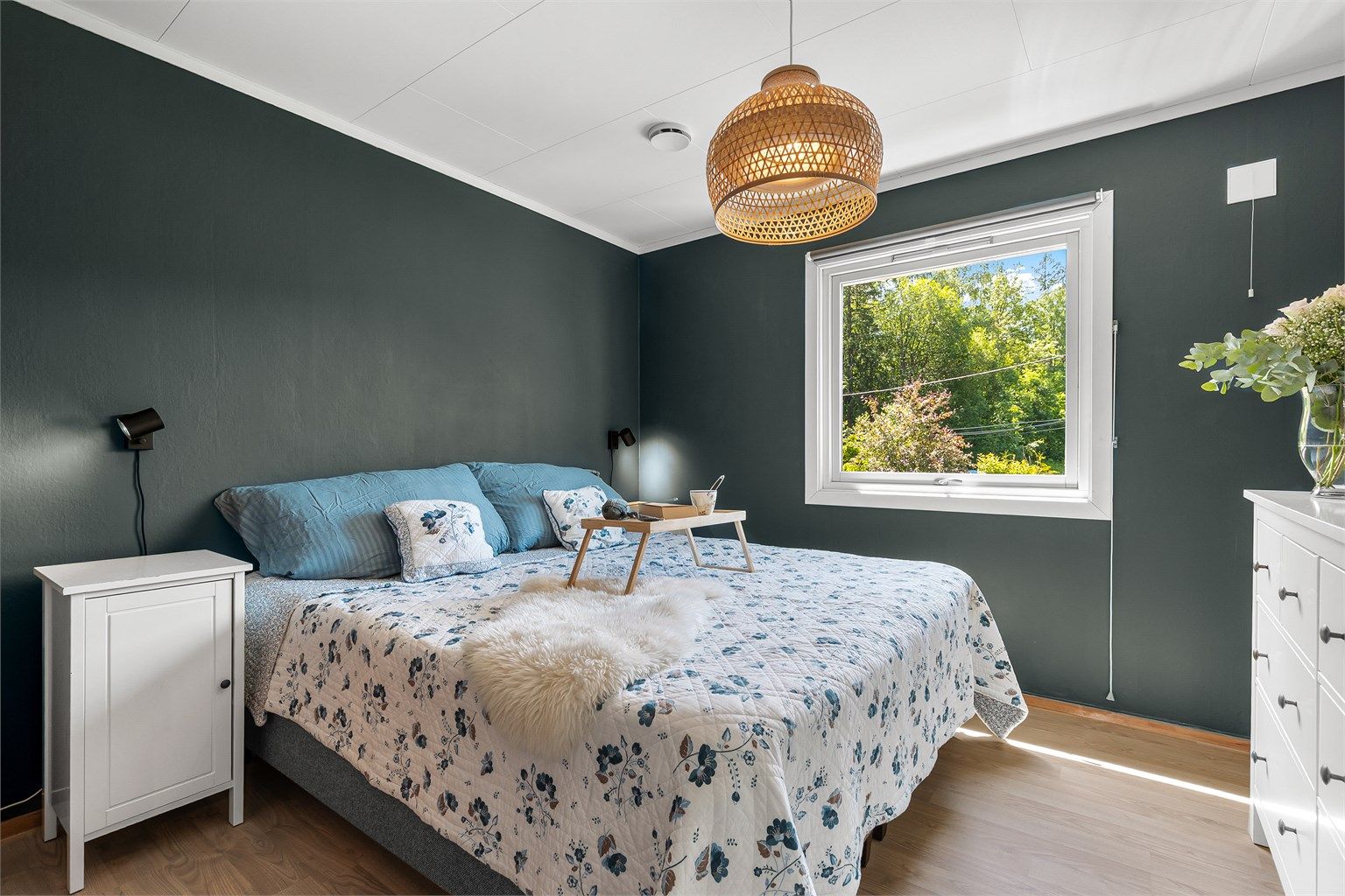 Boligen har tre soverom. Hovedsoverommet har plass til dobbeltseng med nattbord på hver side.