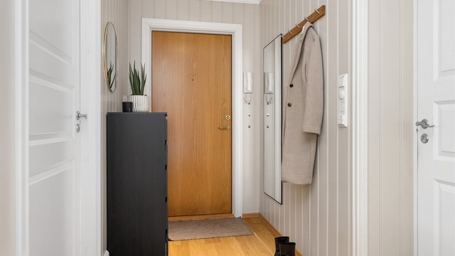 Velkommen inn i en romslig entré med gode oppbevaringsmuligheter og plass til oppheng av yttertøy og sko.