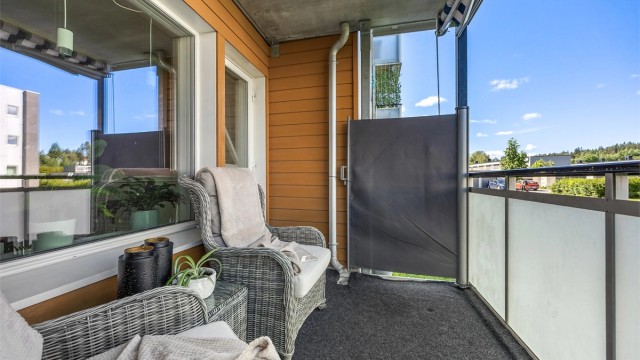 Terrassen er delvis overbygget og har en praktisk, uttrekkbar levegg.