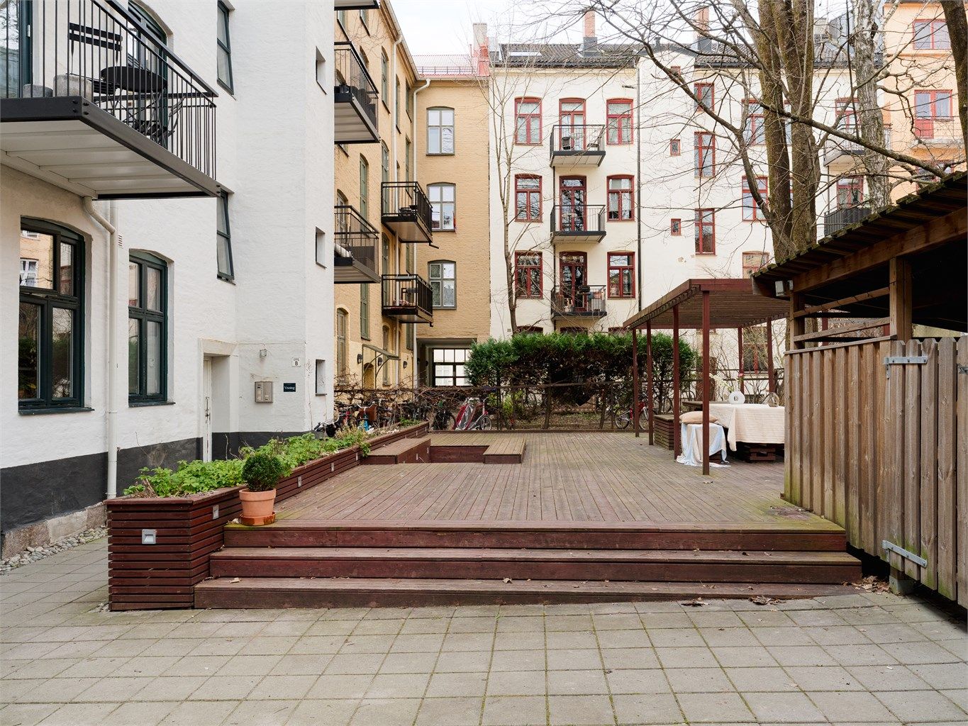 Bakgården til borettslaget er sjeldent godt utynyttet; Her er det pergola, sittegrupper og sykkelparkering.