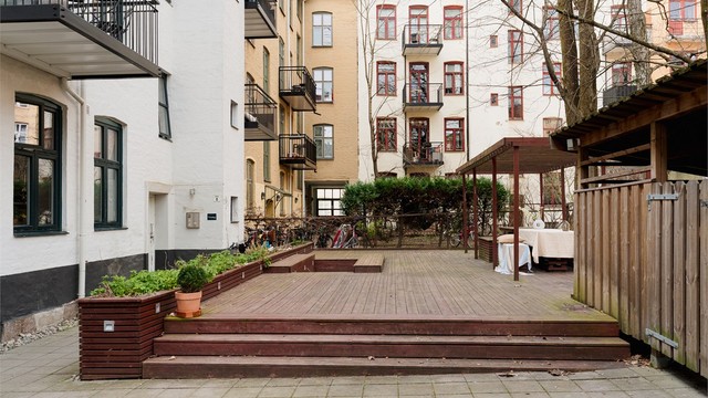 Bakgården til borettslaget er sjeldent godt utynyttet; Her er det pergola, sittegrupper og sykkelparkering.