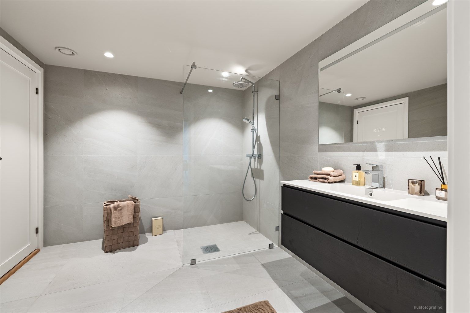Lekkert helfliset bad fra 2022 med gulvvarme. Foto: Haiman Askari/Knipzet AS