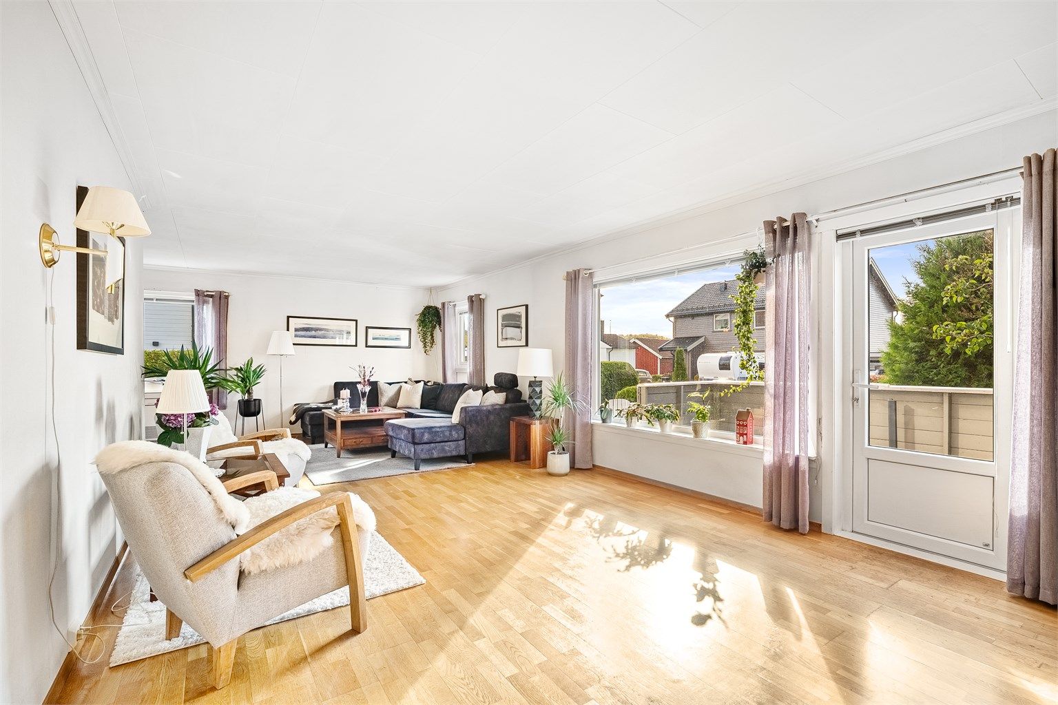 Lyse flater og romfølelse med direkte tilgang til uteplass.