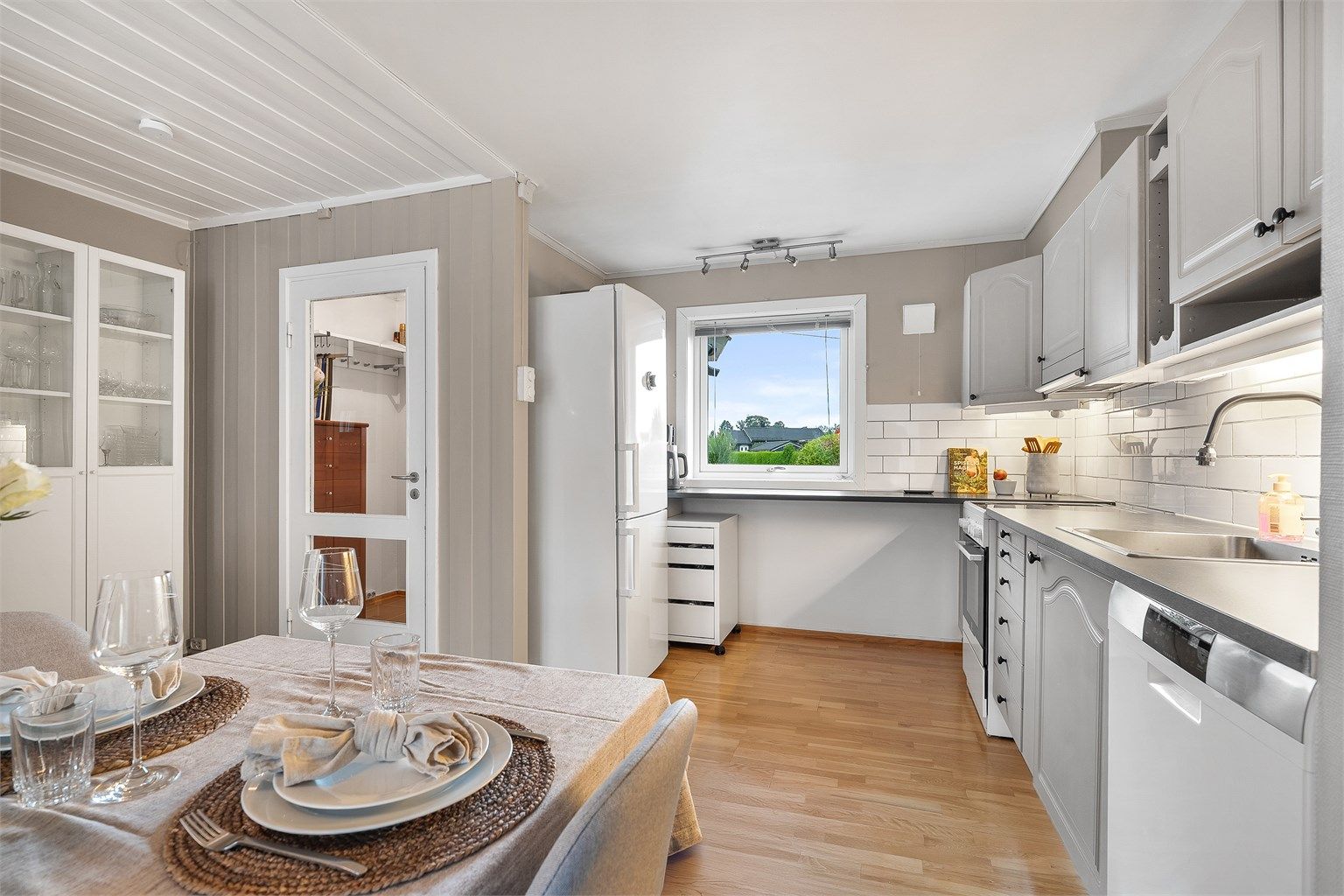 Kjøkken med profilerte fronter og laminat benkeplate