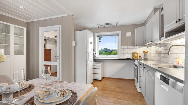 Kjøkken med profilerte fronter og laminat benkeplate