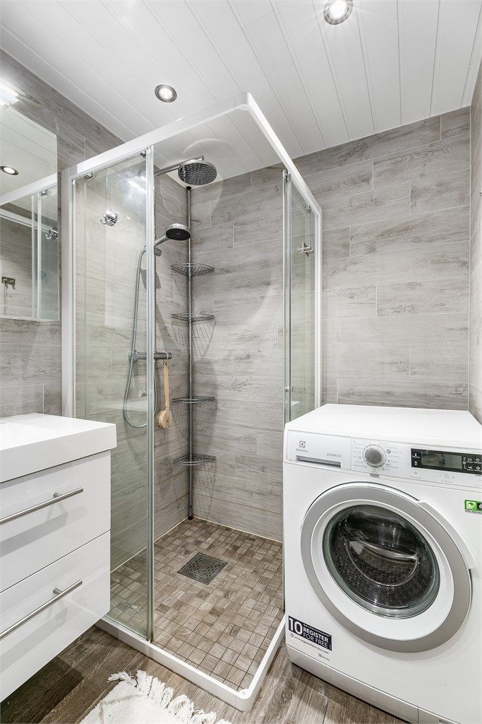 Samtidig med renovering ble det etablert rør-opplegg til vaskemaskin på badet, hvilket gjør fellesvaskeriet overflødig. Badets sluk er isolert innenfor dusjhjørnets sokler.