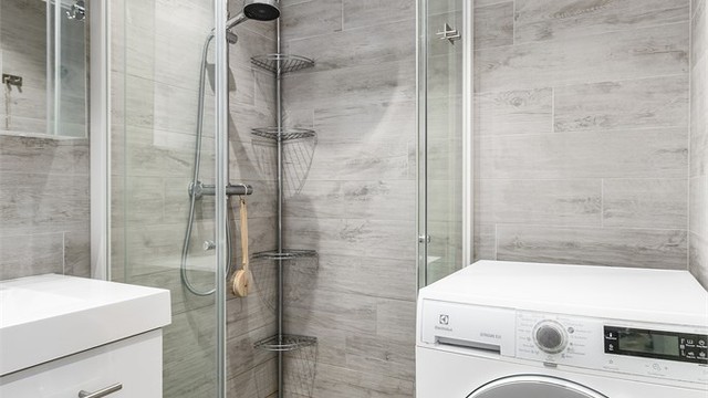 Samtidig med renovering ble det etablert rør-opplegg til vaskemaskin på badet, hvilket gjør fellesvaskeriet overflødig. Badets sluk er isolert innenfor dusjhjørnets sokler.