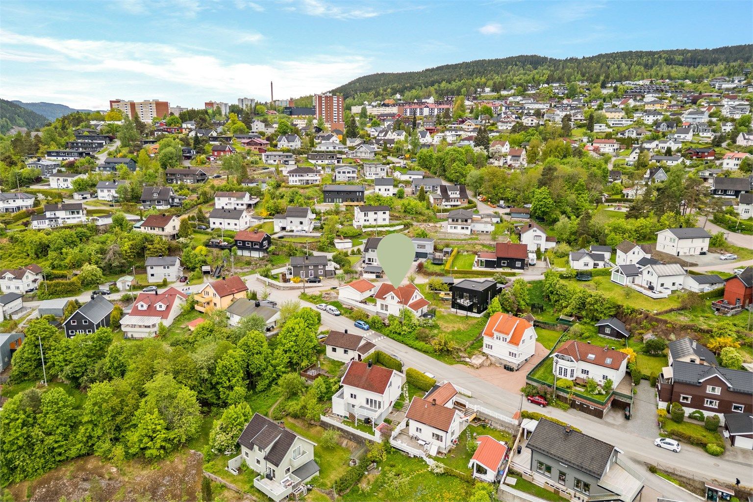 Kort gangavstand til bussholdeplass og kort vei til dagligvarebutikk. 