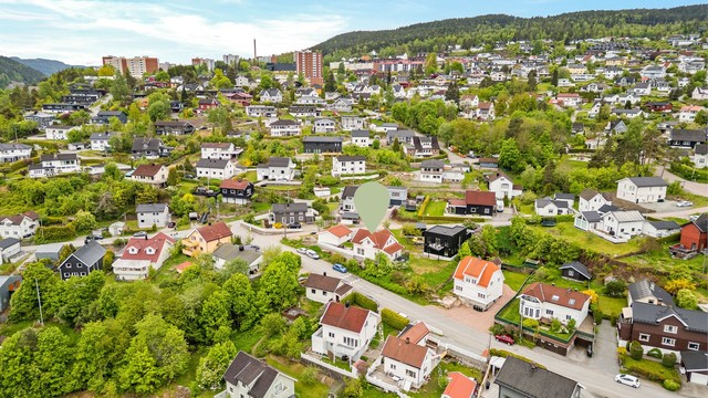Kort gangavstand til bussholdeplass og kort vei til dagligvarebutikk.