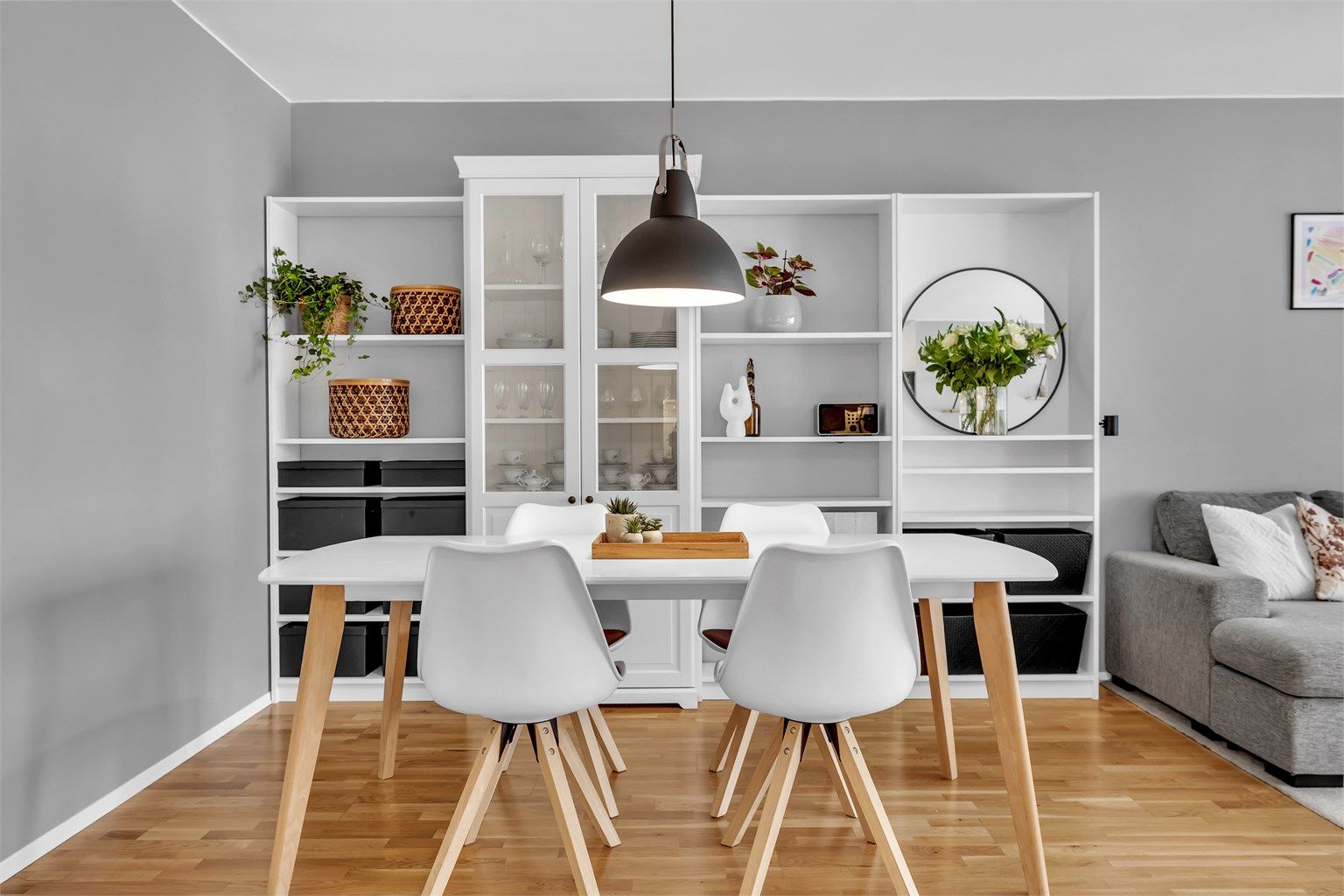 Stuen har god plass til stort spisebord hvor man kan nyte dagens måltider, hjemmekontor eller koselige sammenkomster