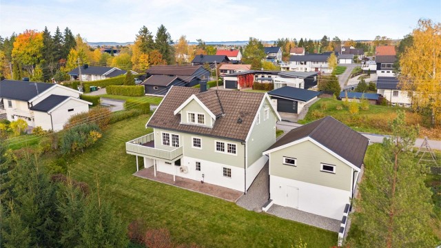 Eiendomsmegler Krogsveen v. Frida Tørrishaug (41 63 12 68) har gleden av å presentere Skogrovegen 9! Foto: Anders Botnmark.