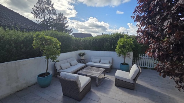 Skjermet og usjenert loungehjørne der du kan samle venner utover lange sommerkvelder
