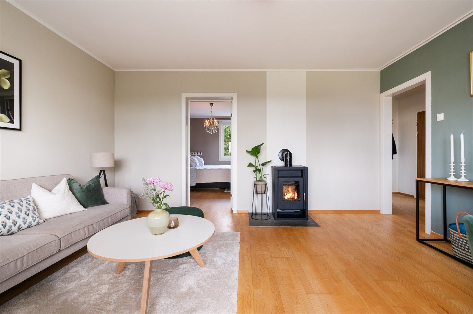 Det er store vindusflater som slipper inn rikelig med lys og som bidrar til å skape en luftig følelse i leiligheten.