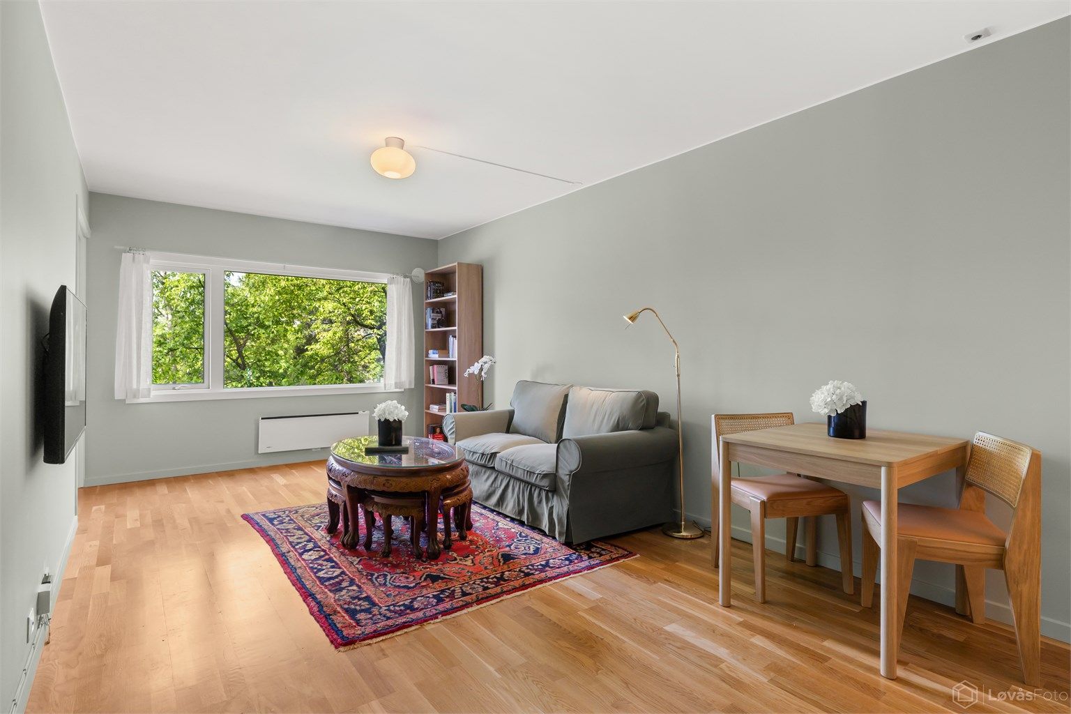 Lys og nymalt 2-roms seniorleilighet (60+) med parkett i oppholdsrom og en effektiv planløsning.
Foto: Løvås Foto