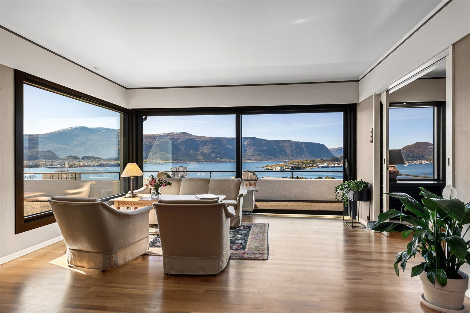 Det er 3 stuer i eiendommen og alle har store vindusflater og flott utsikt mot fjord og fjell. Her fra stuen mot sydøst med hjørnevindu