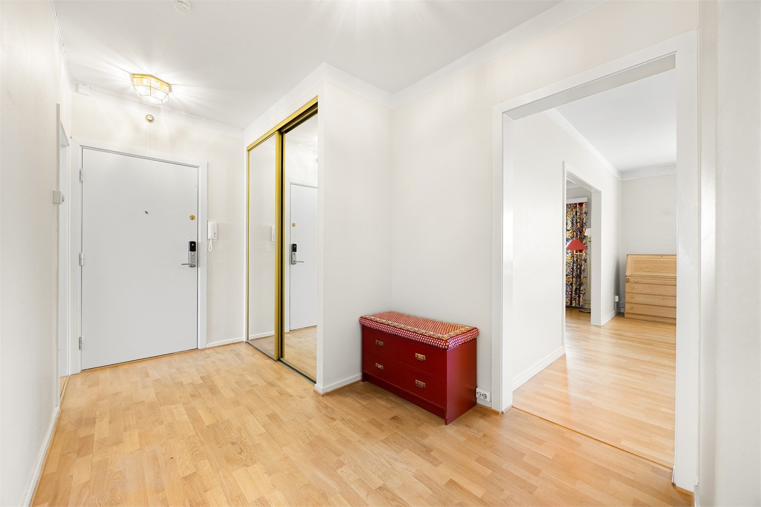 Velkommen inn! Her er det rom for å henge fra seg yttertøy og sko i praktisk garderobe.