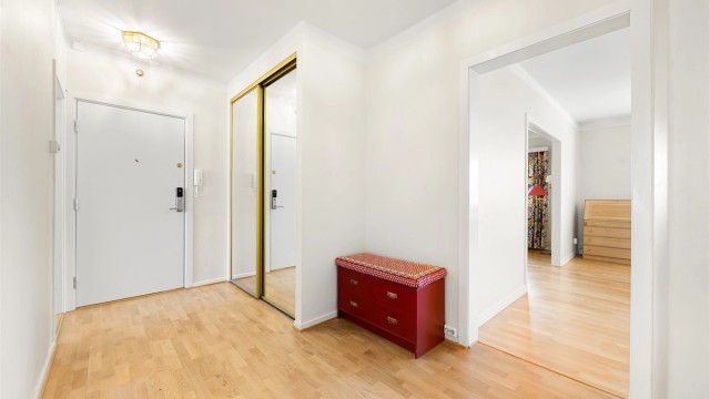 Velkommen inn! Her er det rom for å henge fra seg yttertøy og sko i praktisk garderobe.
