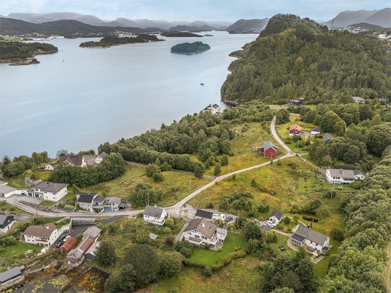 Eiendommen ligger sentralt til, med omtrent 7-8 minutters kjøring til både Moa og Ålesund sentrum.