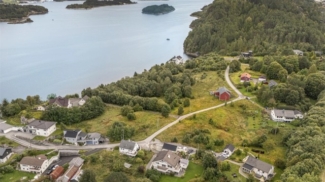 Eiendommen ligger sentralt til, med omtrent 7-8 minutters kjøring til både Moa og Ålesund sentrum.