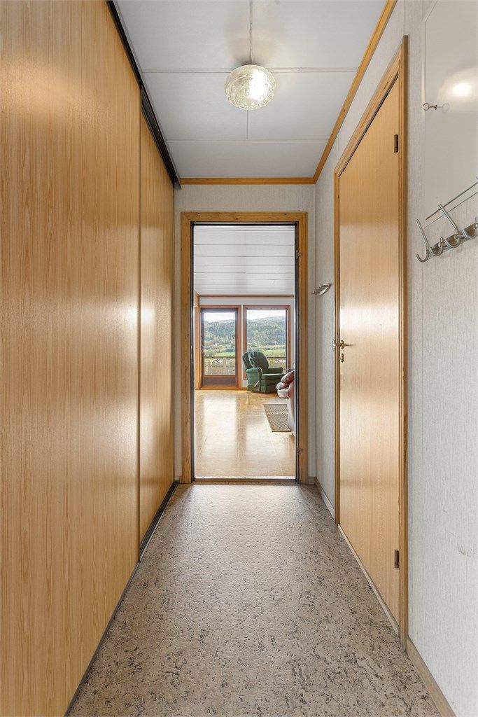 Entre med skyvedørsgarderobe