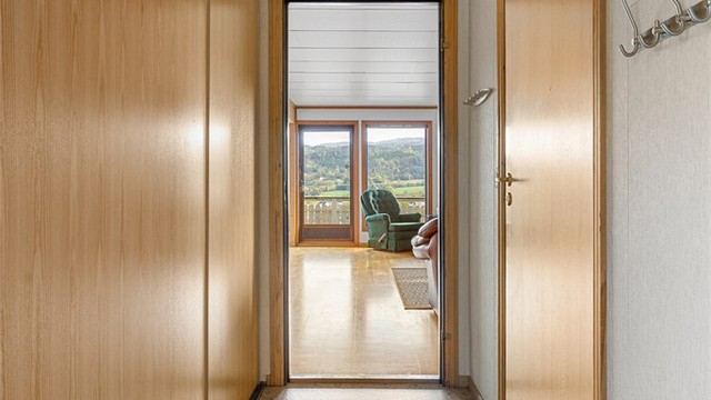 Entre med skyvedørsgarderobe