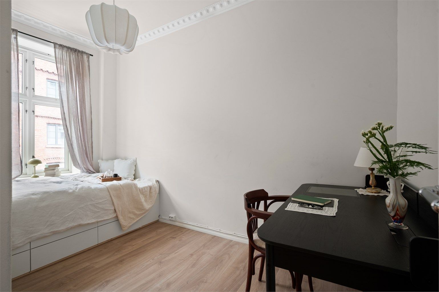 Rommet er fleksibelt og kan brukes som et ekstra soverom, kontor eller gjesterom. Plassbygget seng med 6 skuffer under. 