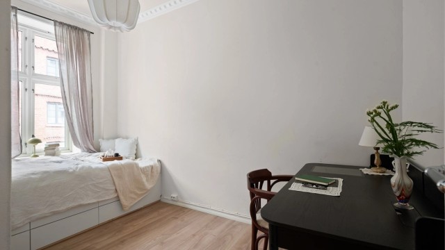 Rommet er fleksibelt og kan brukes som et ekstra soverom, kontor eller gjesterom. Plassbygget seng med 6 skuffer under.