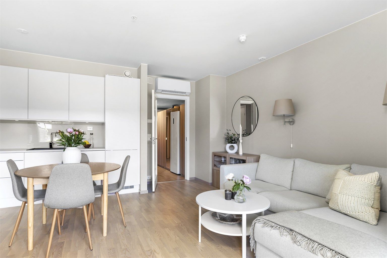 Stuen har plass til sofagruppe og spisebord.