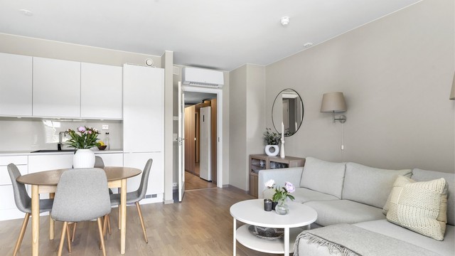 Stuen har plass til sofagruppe og spisebord.