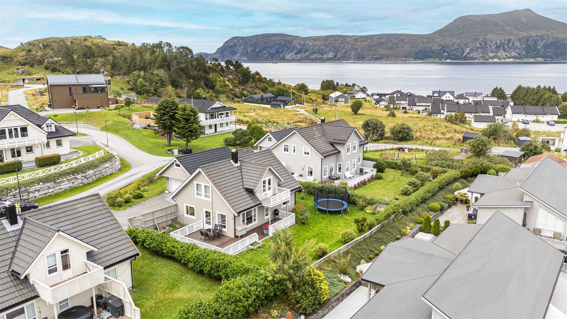 Dronebilde over eiendommen og nærområdet