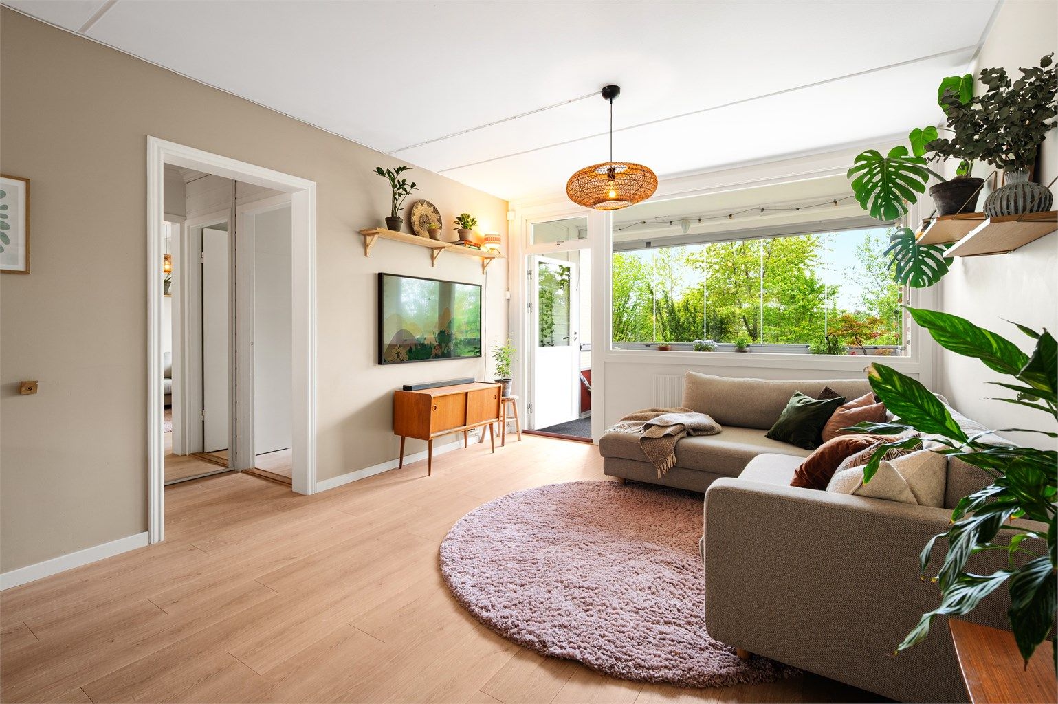 Her har du god plass til en hyggelig sofagruppe med tilhørende stuemøblement.