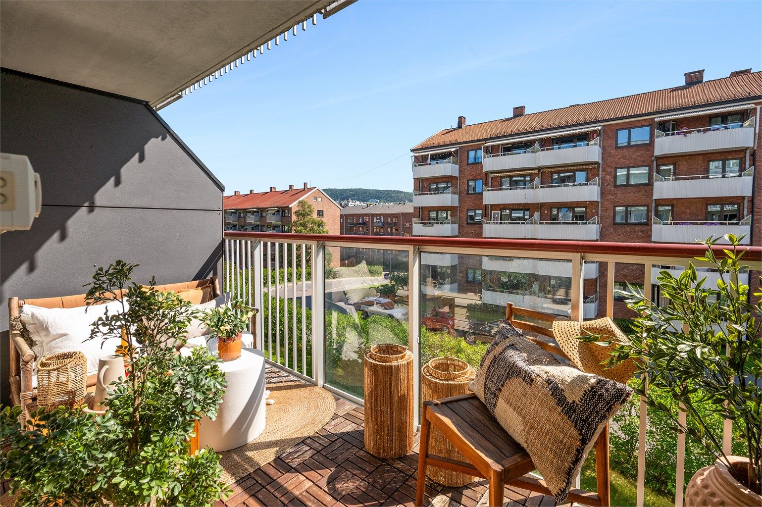 En lys og innbydende 1-roms med tiltalende stue og store vindusflater som slipper inn rikelig med dagslys. 