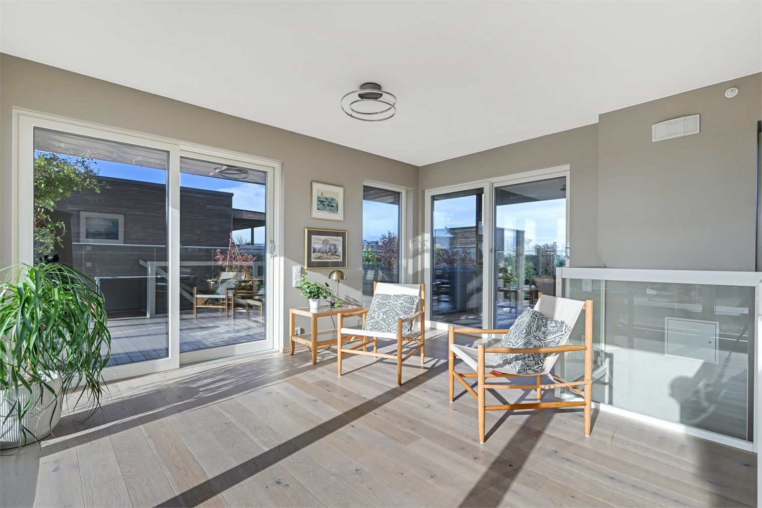 På toppen finner du en herlig loftstue/tv-stue med utgang til en unik og sjelden flott takterrasse på hele 67 kvm.