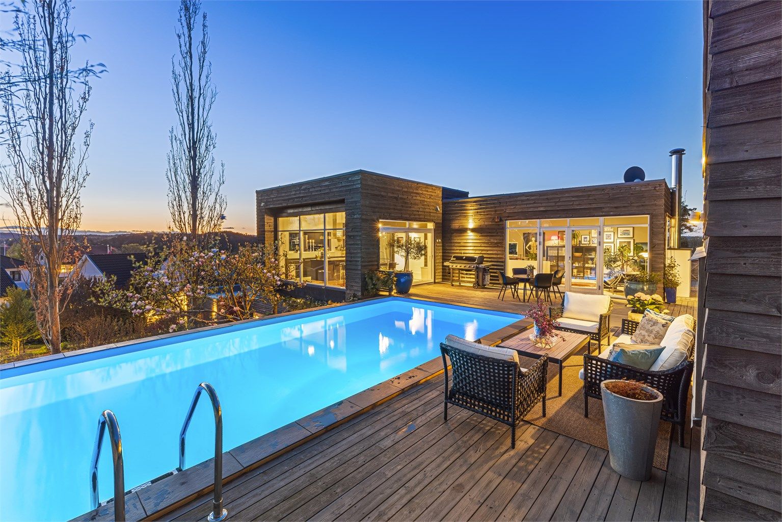 Trolldalslia 33 - Arkitekttegnet villa med nydelige utearealer med badebasseng, terrasser og vakre beplantninger som gir liv og farge gjennom hele sesongen. 